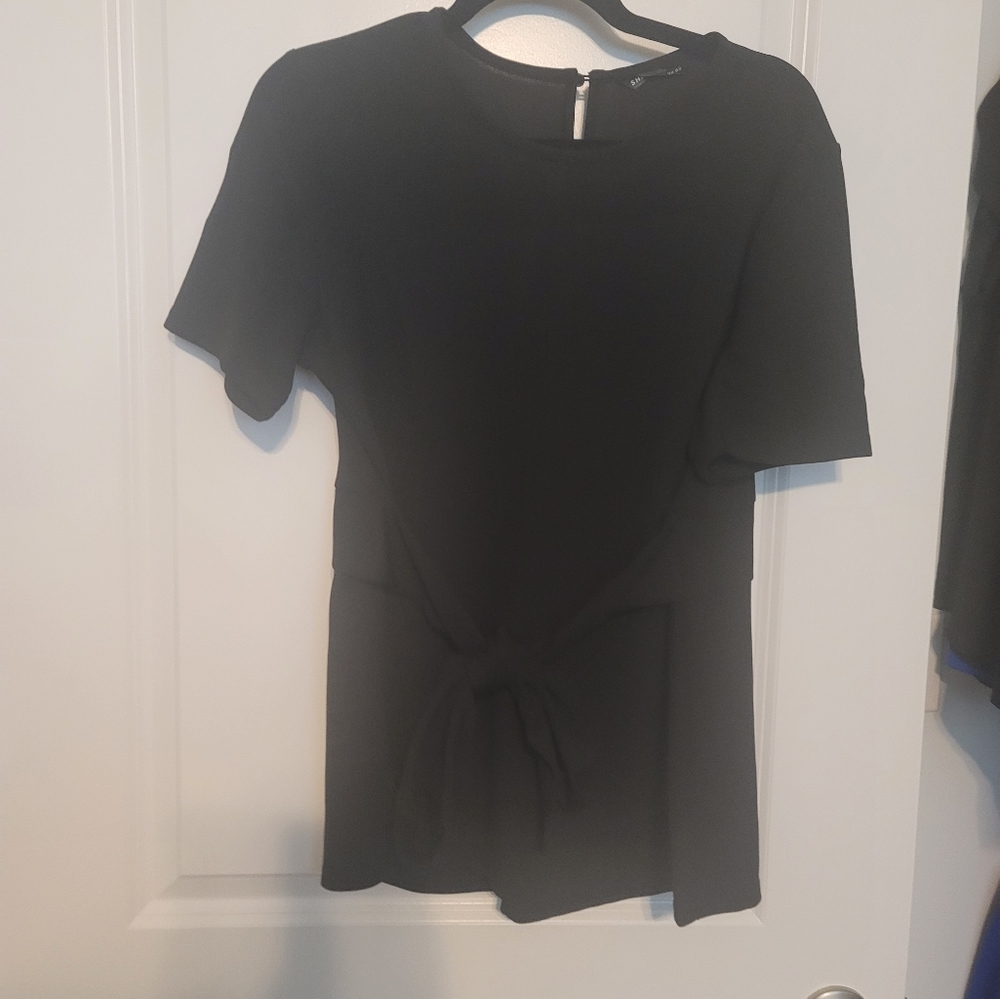 Black tie in front blouse. Never worn. Size xl I give bundle discounts